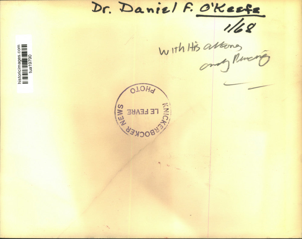 1968 Press Photo Dr Daniel F O'Keefe with his attorney leaving building