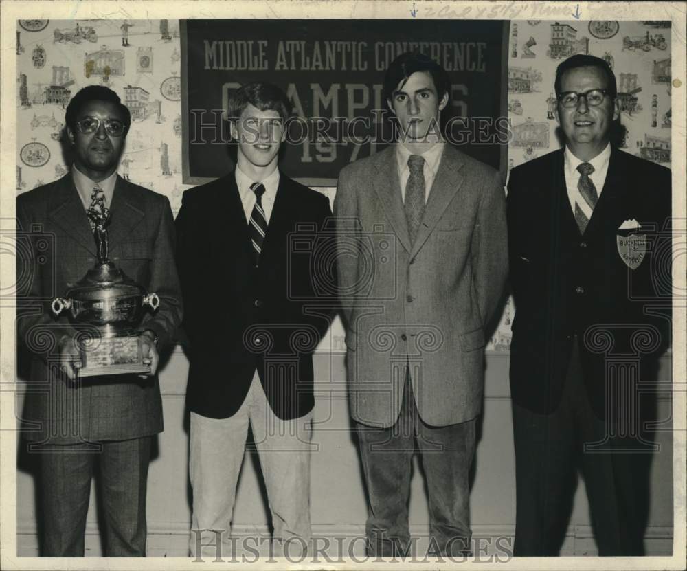 1971 Press Photo Peter O'Keeffe, Dick Rosseurt and others at awards presentation