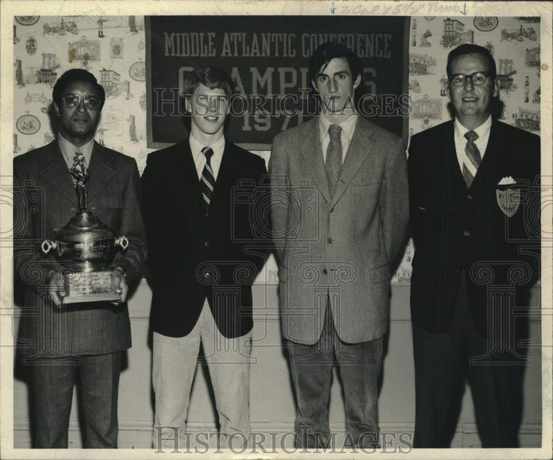 Load image into Gallery viewer, 1971 Press Photo Peter O'Keeffe, Dick Rosseurt and others at awards presentation
