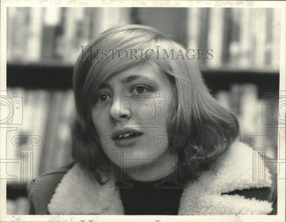 1974 Press Photo Jan O'Kelly poses for photo - tua19858
