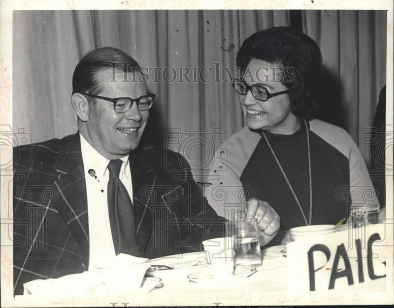 Load image into Gallery viewer, 1973 Press Photo A. Winslow Paige and Mary Ann Krupsok at breakfast meeting
