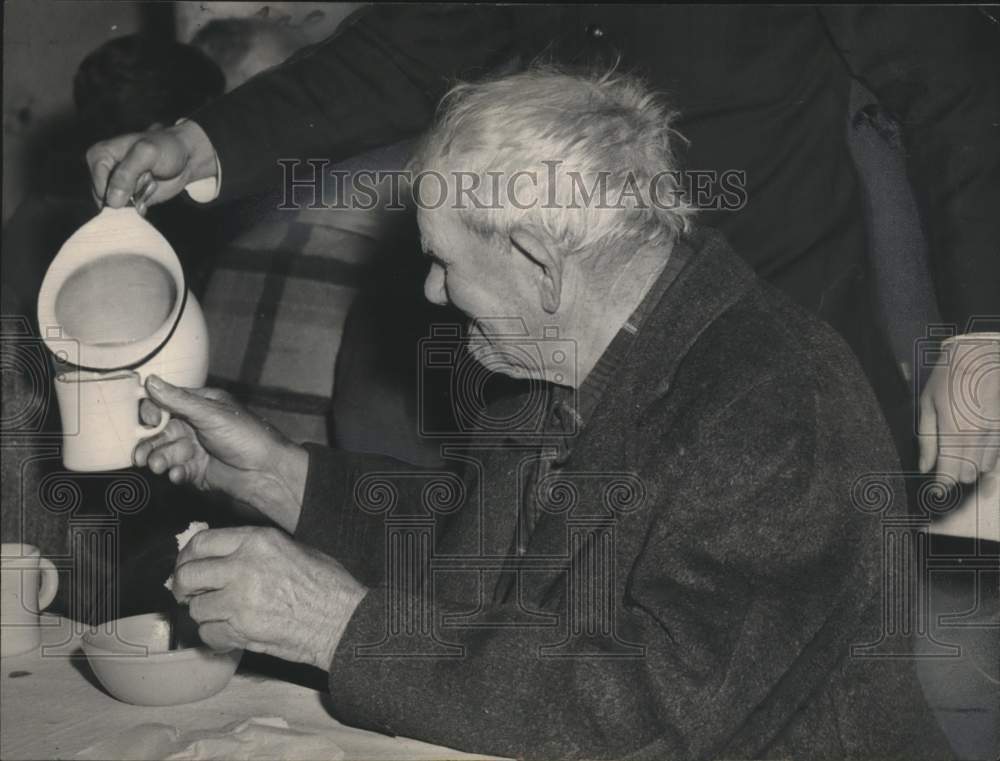 1958 Press Photo Salvation Army member feeds meal to unidentified man