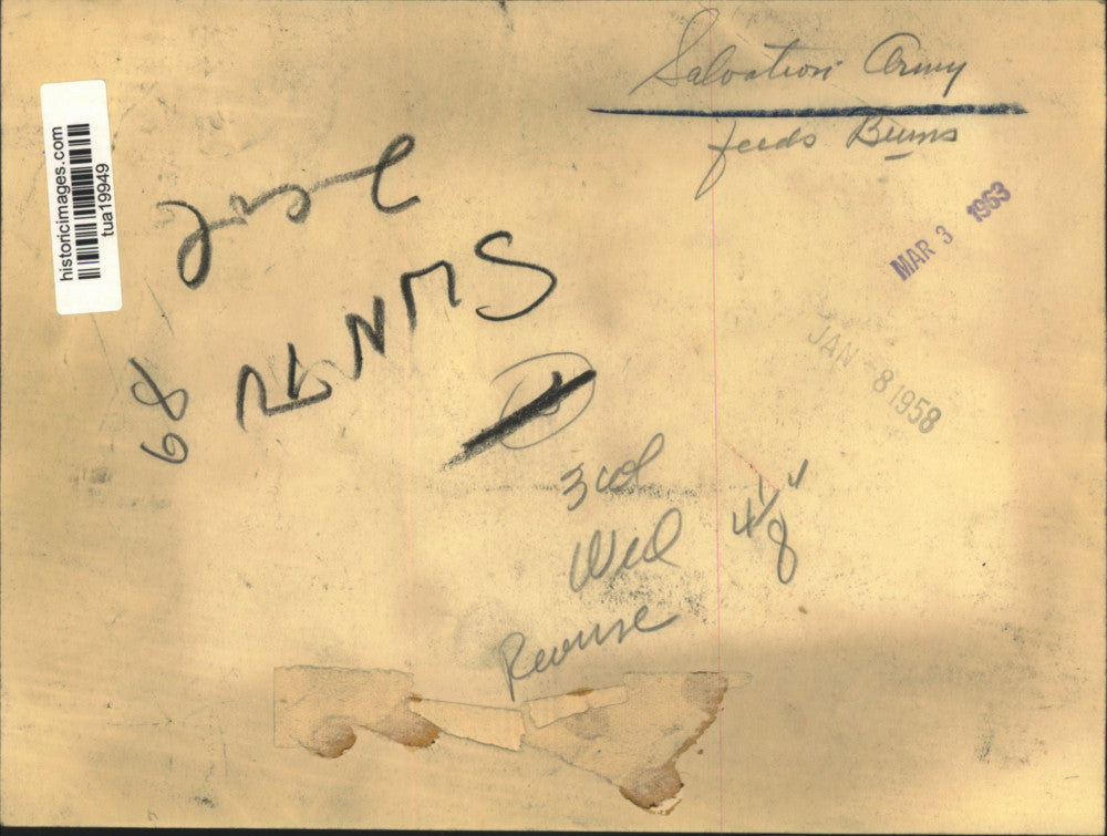 1958 Press Photo Salvation Army member feeds meal to unidentified man