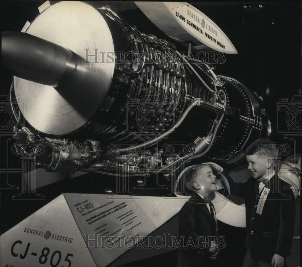 1958 Press Photo James Owens, 4, and Corey Owens, 6, attend GE stockholders