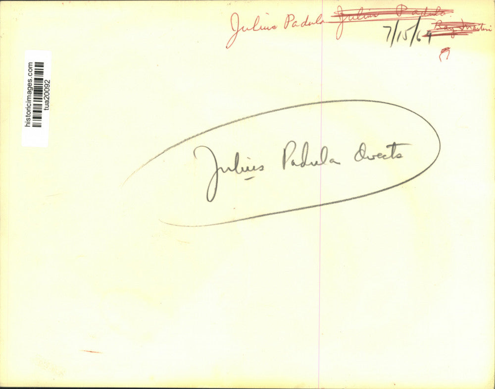 1969 Press Photo Julius Padula hands out bundles of newspapers to men lined up