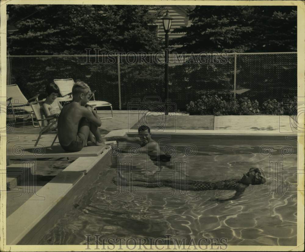 Press Photo Family enjoys playing in in ground Pacific Palm Pool - tua20101- Historic Images