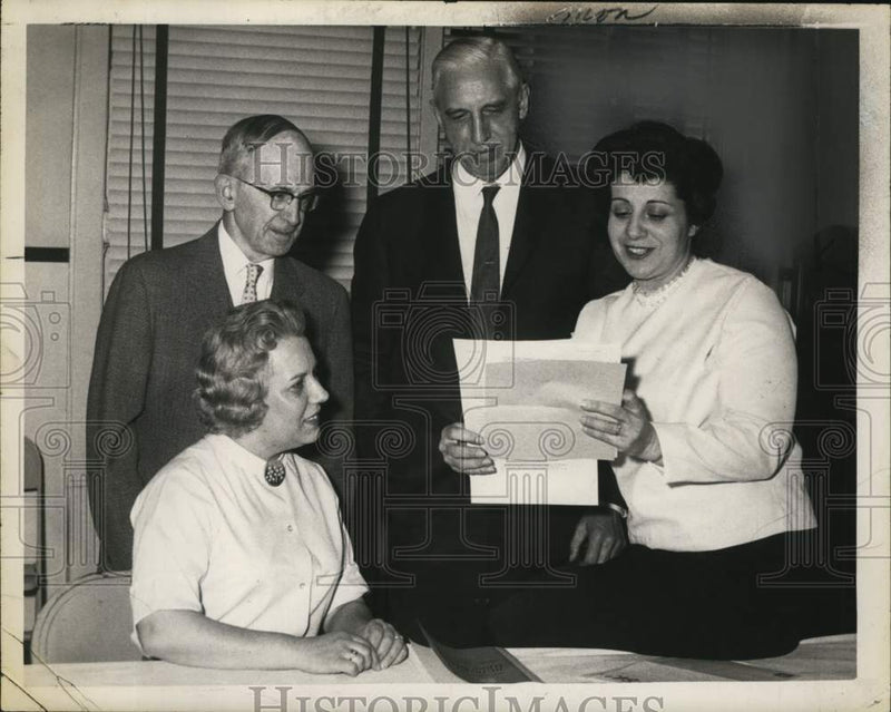 Load image into Gallery viewer, 1964 Press Photo Laverne Orvis (2nd right) with others at Renssaeler GOP meeting
