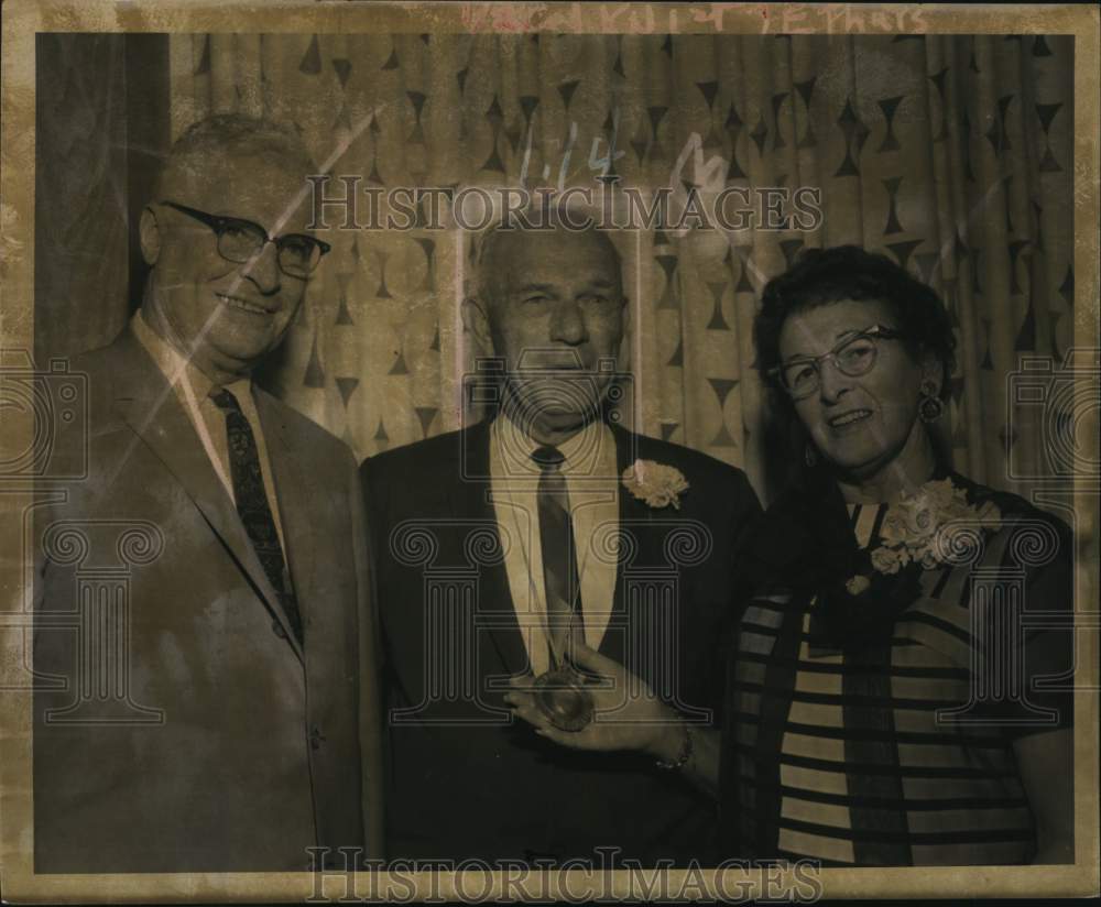 1967 Press Photo Paul Orvis (center) with two others (not identified)