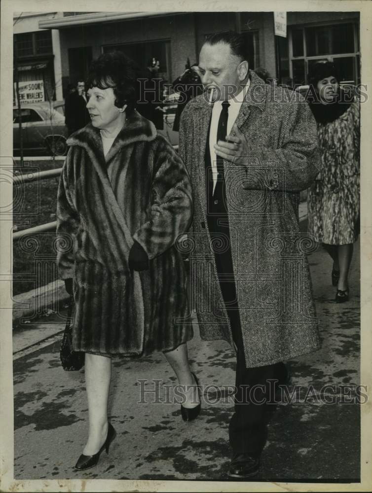 1966 Press Photo Michael Liuni with his wife in New York - tua20307
