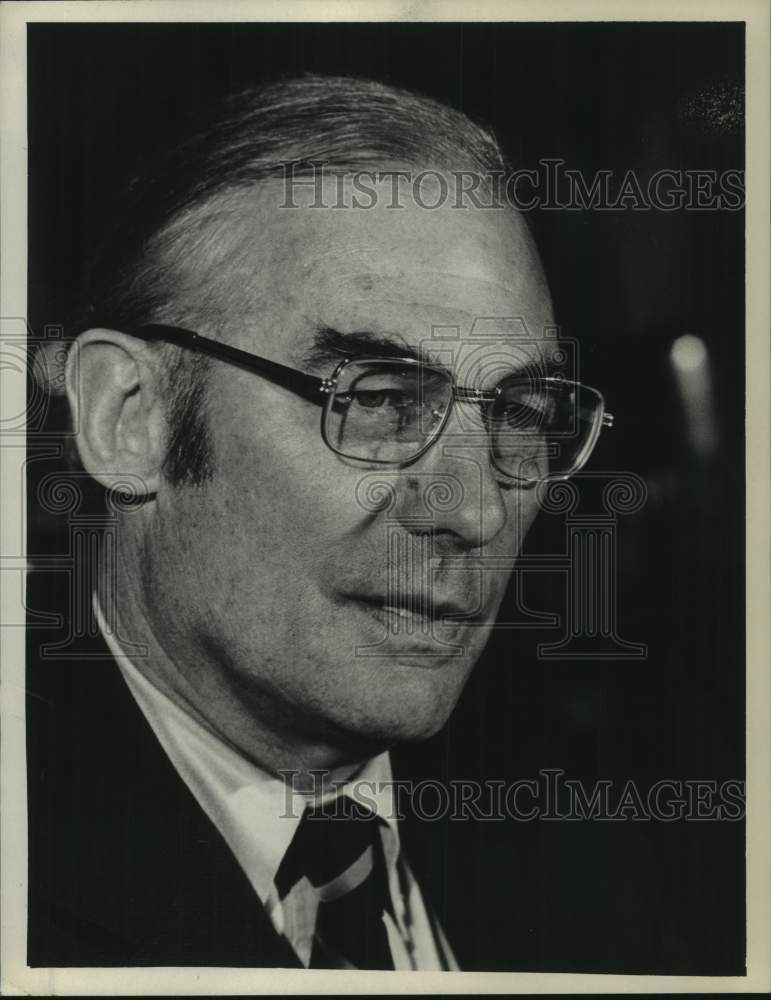 1974 Press Photo Carl Touhey talks to reporters - tua20373
