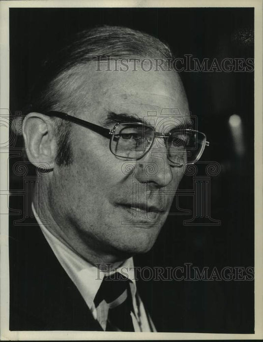 1974 Press Photo Carl Touhey talks to reporters - tua20373