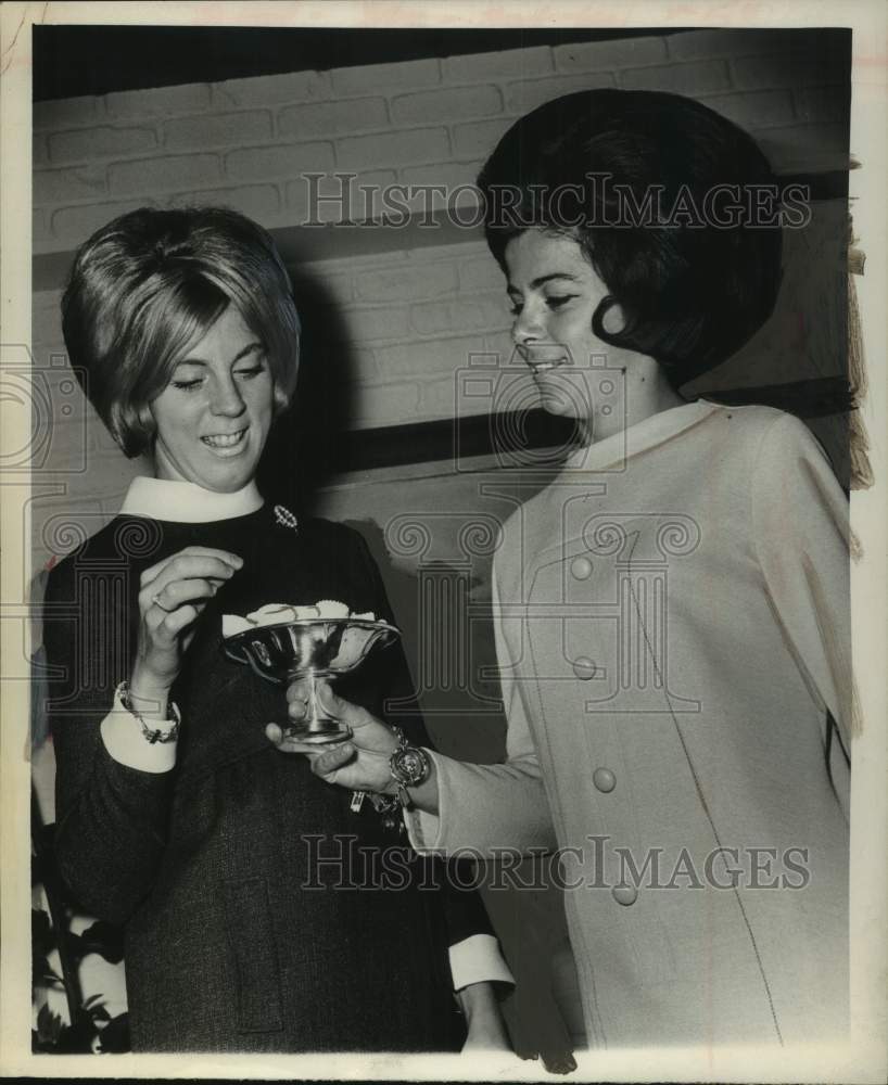 1966 Press Photo Mrs. John Paradise (R) offers candy to Mrs. Robert Smith