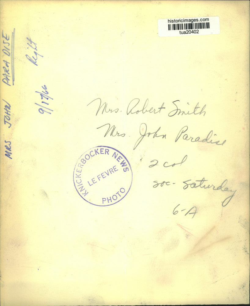 1966 Press Photo Mrs. John Paradise (R) offers candy to Mrs. Robert Smith