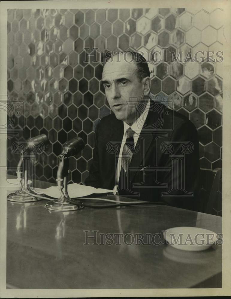 1969 Press Photo Andreas Papandreou speaks to media at Union College, NY