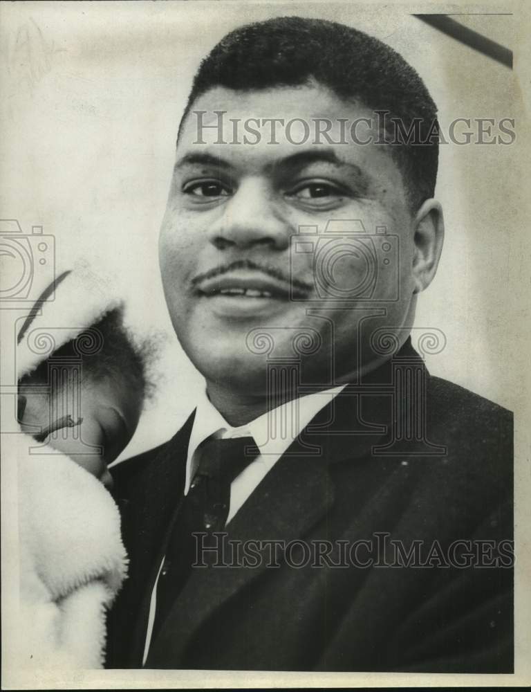 Load image into Gallery viewer, 1967 Press Photo James H Lockhart holds an infant - tua20609
