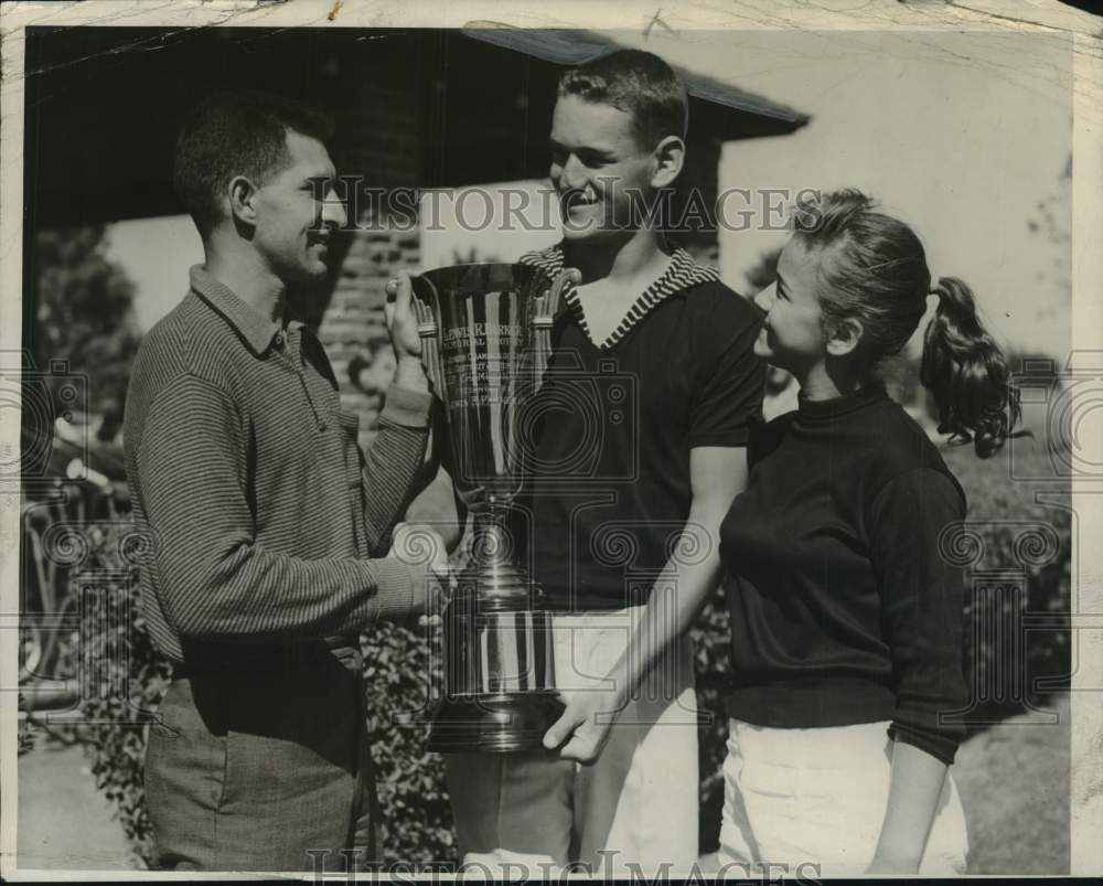 1957 Press Photo William T Schwartz, Ed Segal and Edyth Segal, hold trophy
