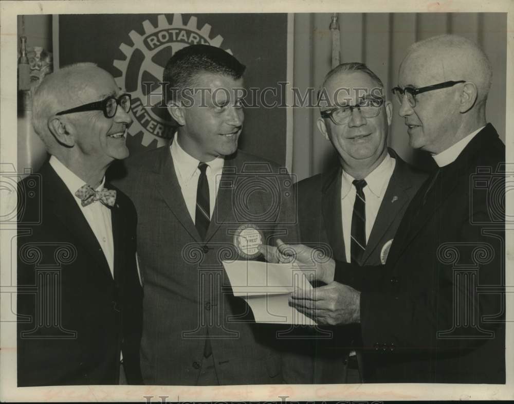 1963 Press Photo Esmond W Sears (2nd from right) with other men at Rotary Mtg