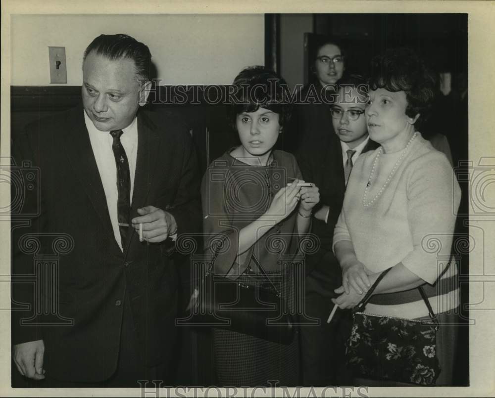 1966 Press Photo Michael Liuni (Left) with two women walk down hallway