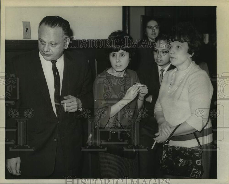 Load image into Gallery viewer, 1966 Press Photo Michael Liuni (Left) with two women walk down hallway
