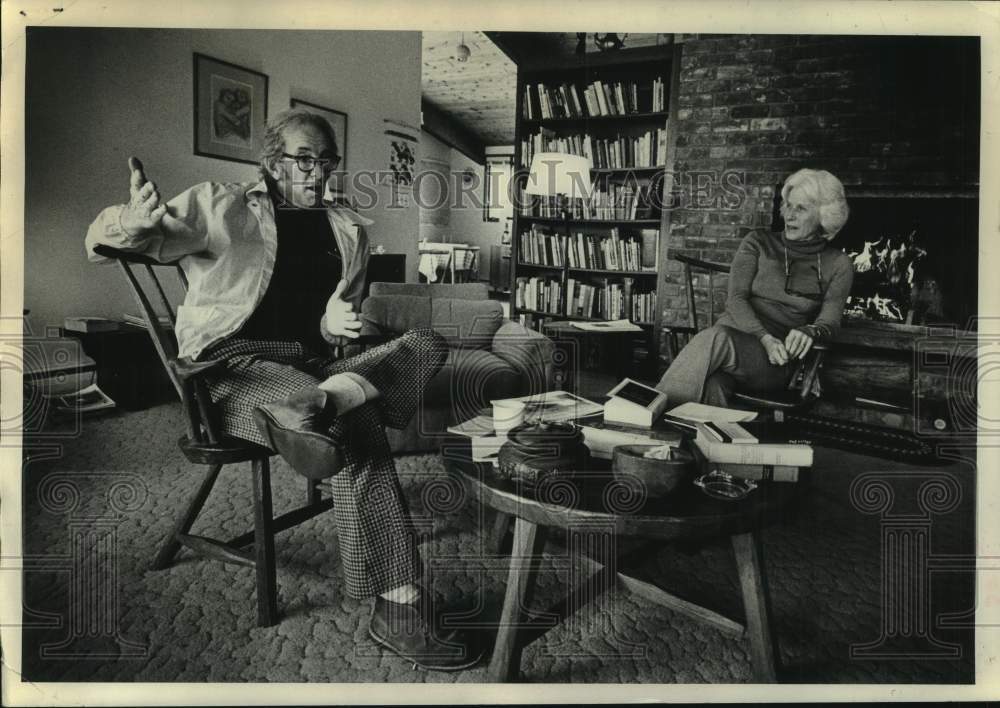 1976 Press Photo Betty and Herman Liveright talk to someone inside their home