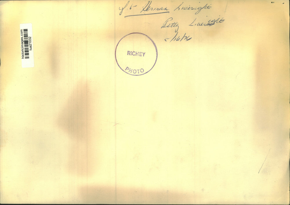 1976 Press Photo Betty and Herman Liveright talk to someone inside their home