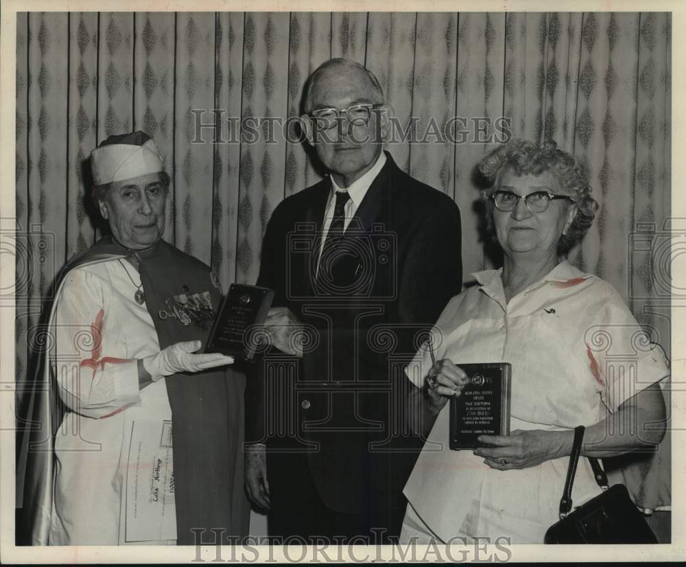1964 Press Photo Albany, NY Veterans Administration awards volunteer service