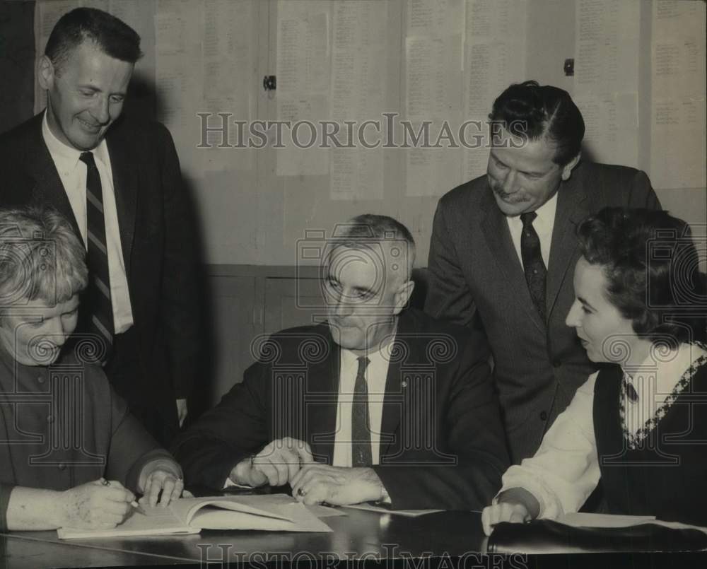 1966 Press Photo Lynn Secor at county planning meeting in New York - tua21300