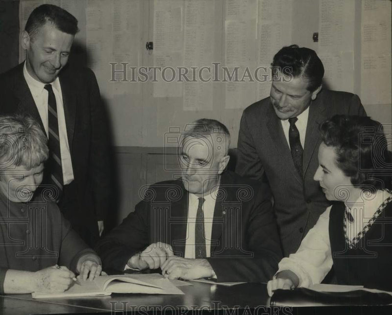 Load image into Gallery viewer, 1966 Press Photo Lynn Secor at county planning meeting in New York - tua21300
