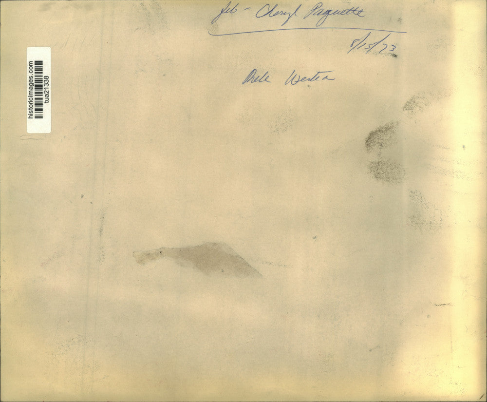 1973 Press Photo Cheryl Paguette gives food sample to young girl in New York