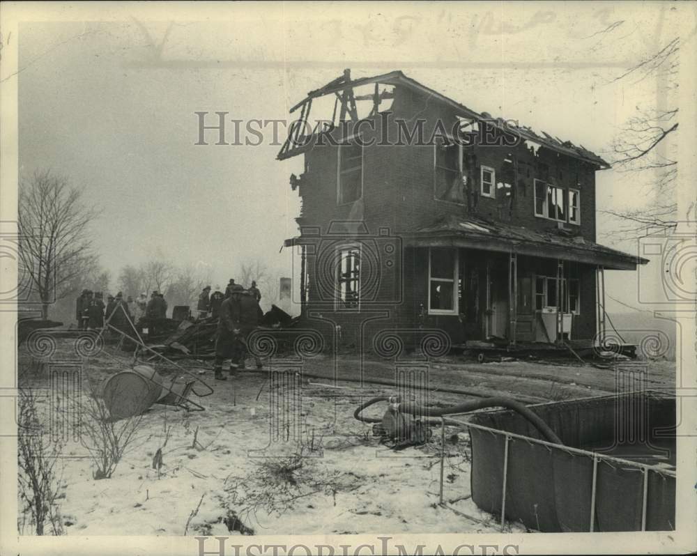 1970 Press Photo Schodack Landing, NY battles fire at home that is destroyed