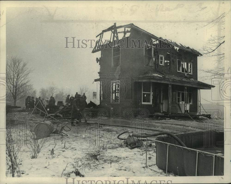 Load image into Gallery viewer, 1970 Press Photo Schodack Landing, NY battles fire at home that is destroyed
