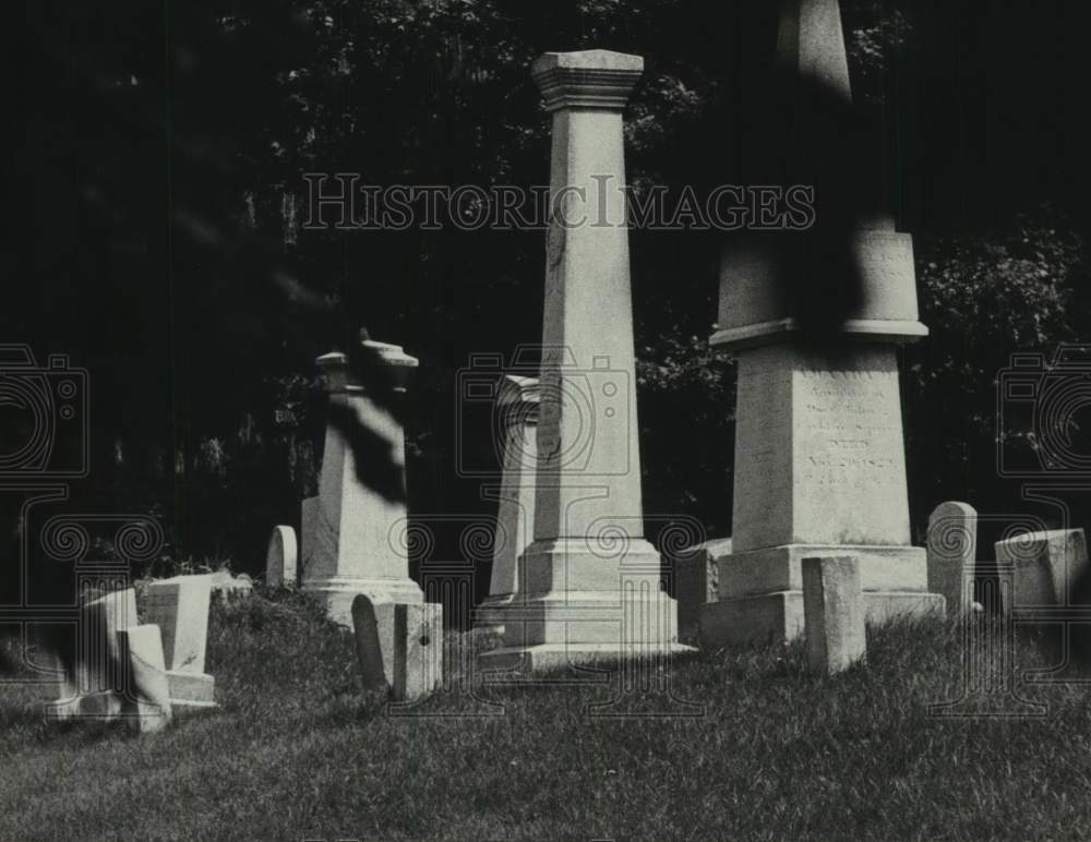 1974 Press Photo View of tombstones in local cemetery of Schodack Landing, NY