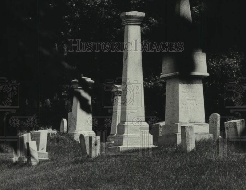 Load image into Gallery viewer, 1974 Press Photo View of tombstones in local cemetery of Schodack Landing, NY
