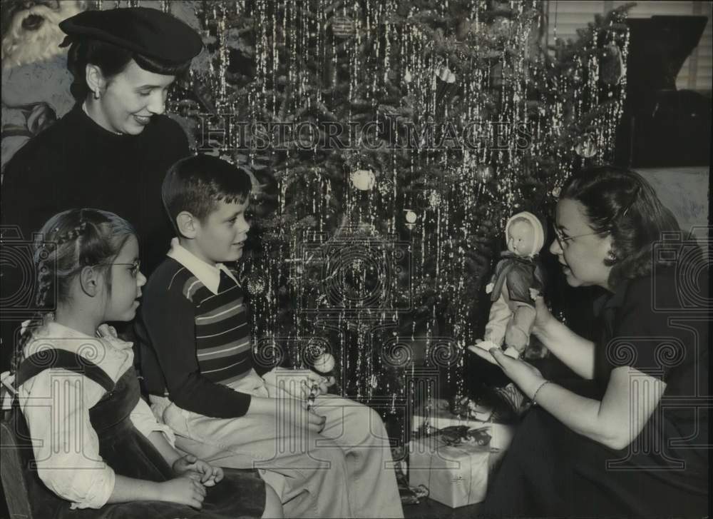 1950 Press Photo Kids attend Christmas Party at Albany Hospital - tua21432