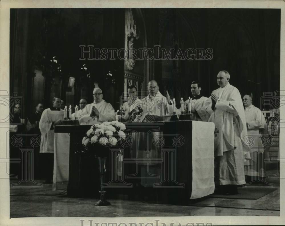 1969 Press Photo Clergy prays at funeral for Bishop William Scully, Albany, NY