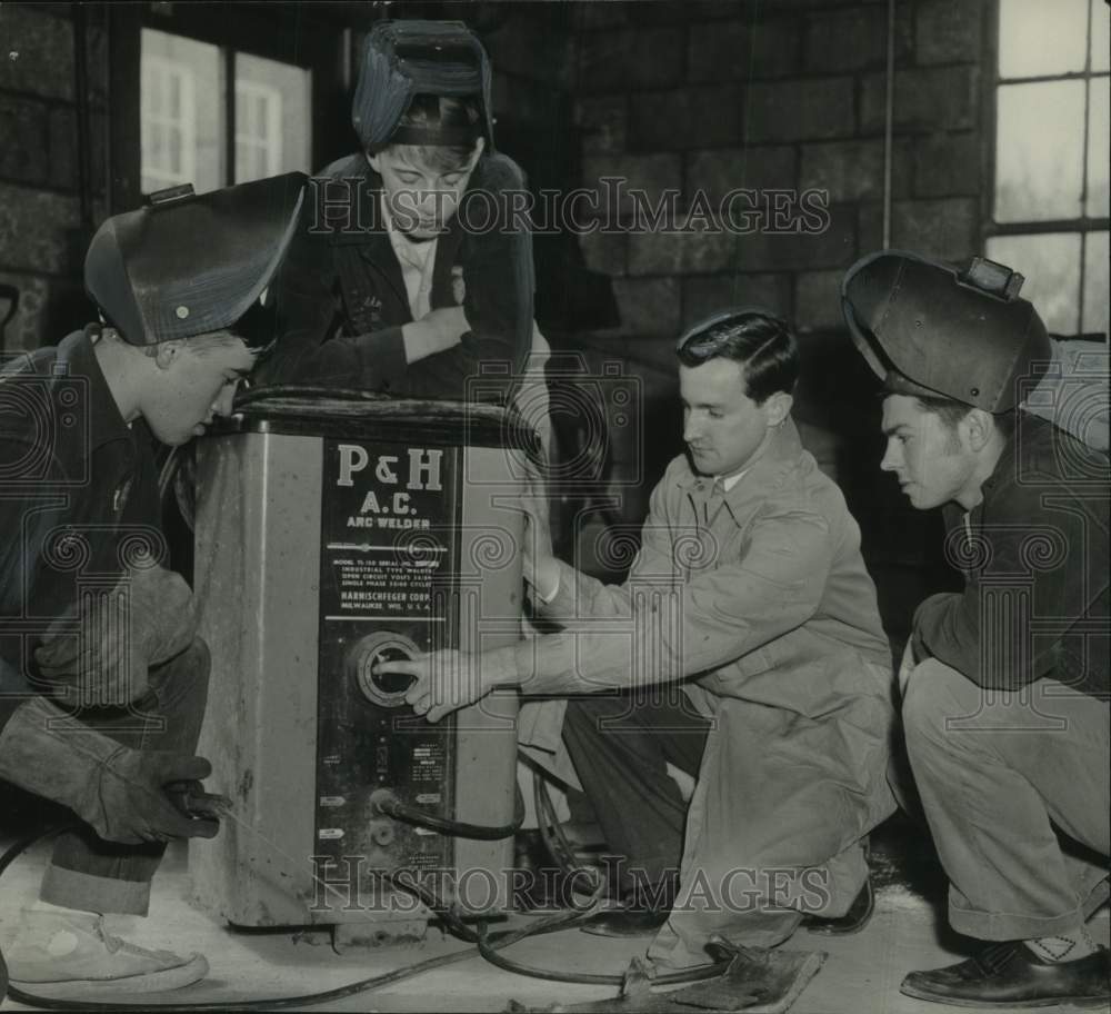 1957 Press Photo Farmers learn to weld in Schoharie, New York - tua21504
