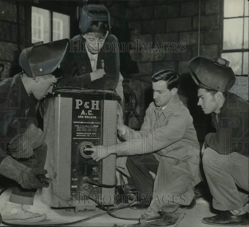 Load image into Gallery viewer, 1957 Press Photo Farmers learn to weld in Schoharie, New York - tua21504
