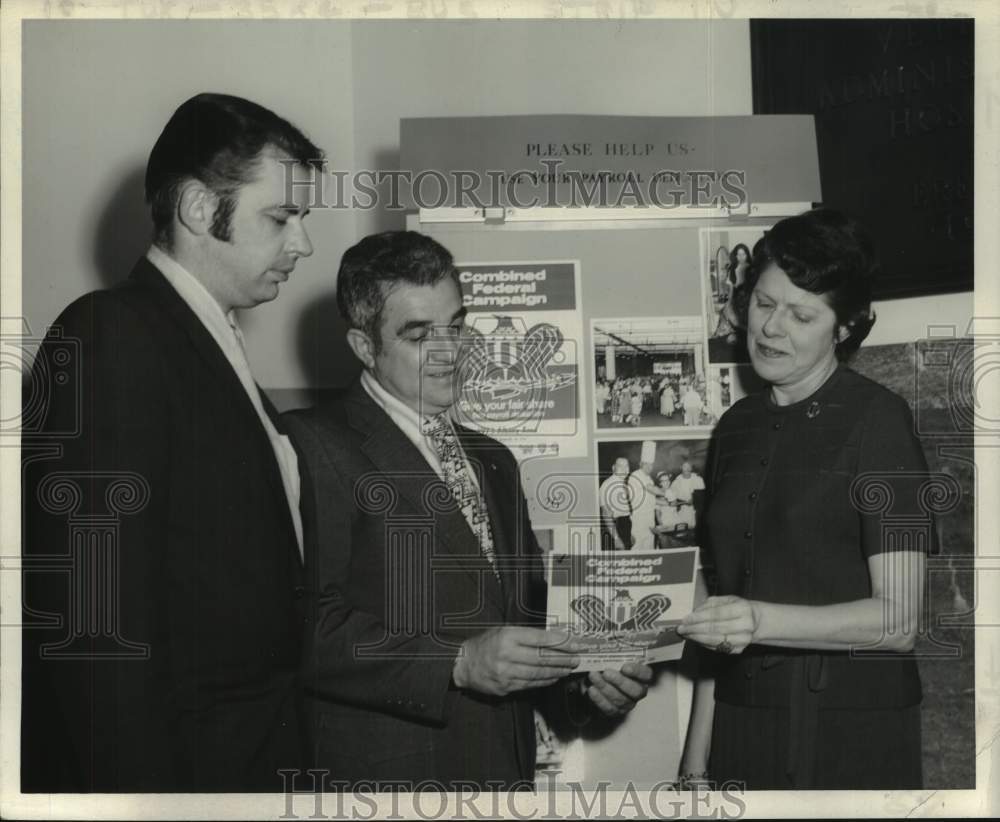 1972 Press Photo Tracy North, James Ronelli and Dorothy Seatin look at pamphlet