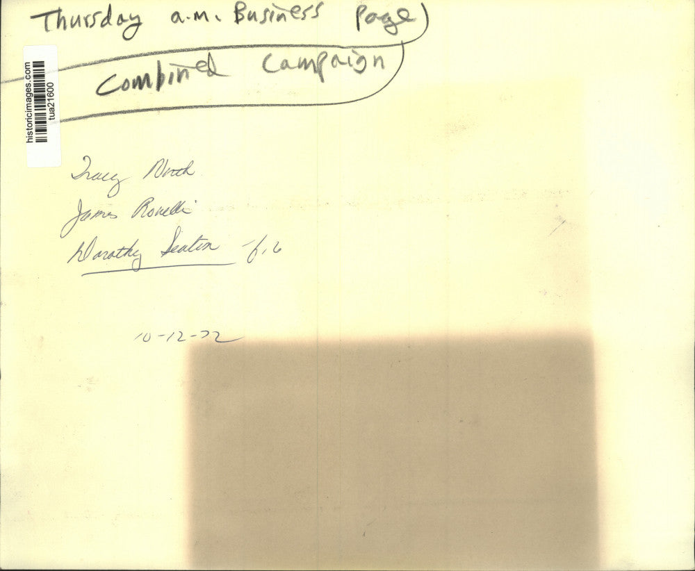 1972 Press Photo Tracy North, James Ronelli and Dorothy Seatin look at pamphlet