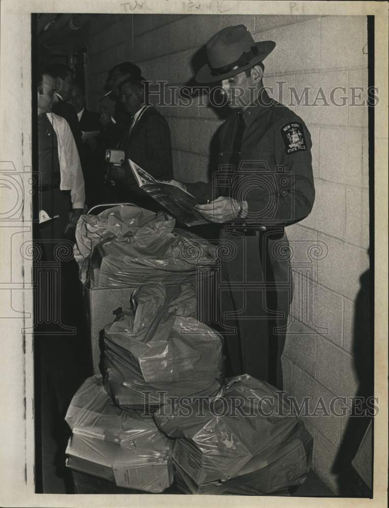 1969 Press Photo NY State Trooper E B Dandarow views magazine confiscated