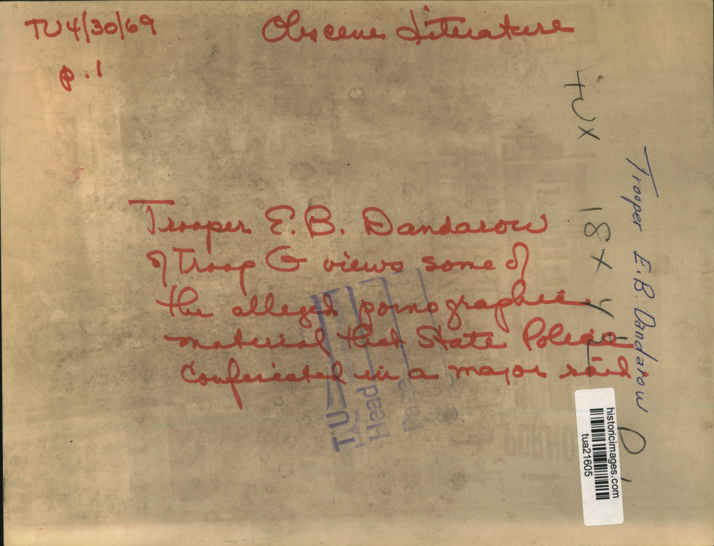 1969 Press Photo NY State Trooper E B Dandarow views magazine confiscated