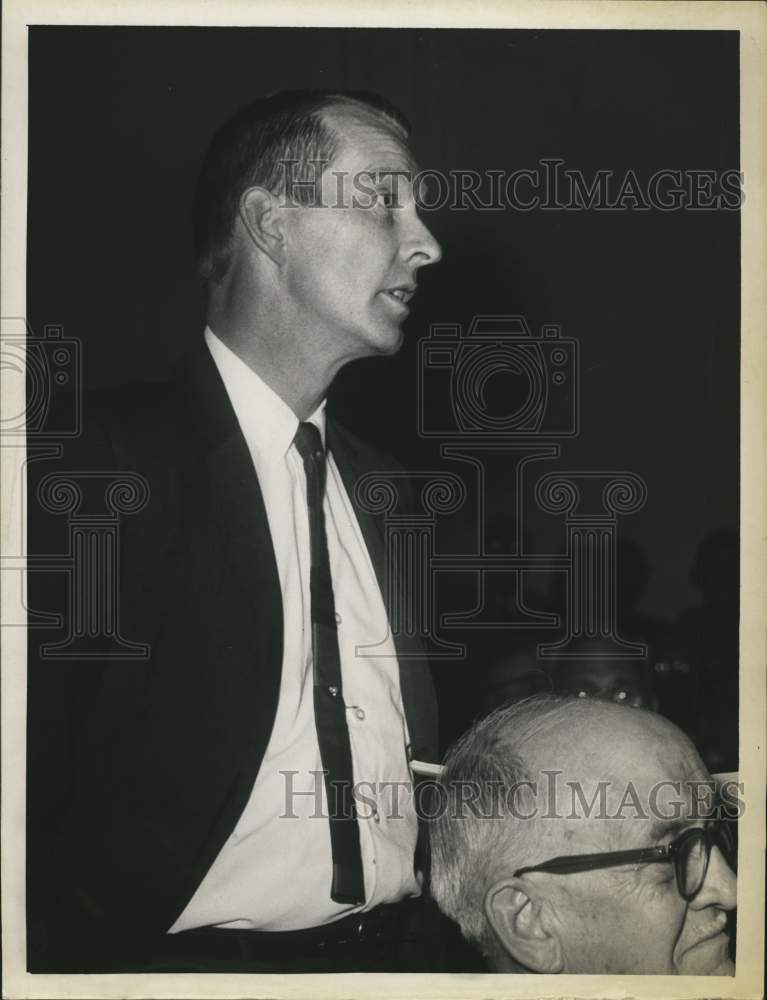 1964 Press Photo W Gordon Morris, Jr, 5th District, stands during a meeting
