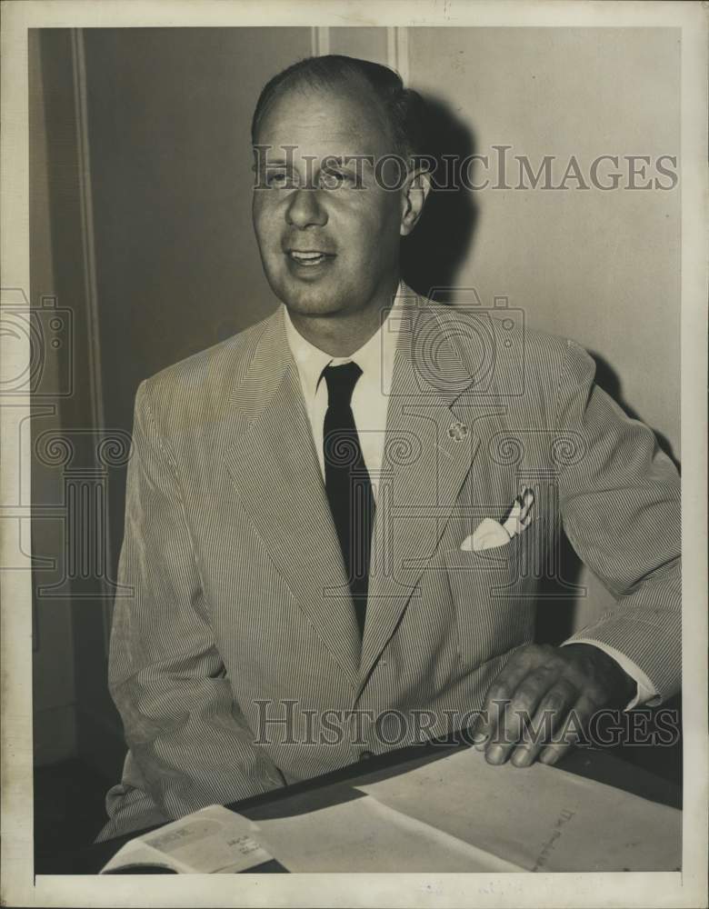 1949 Press Photo Newhold Morris sits at desk with papers - tua21690