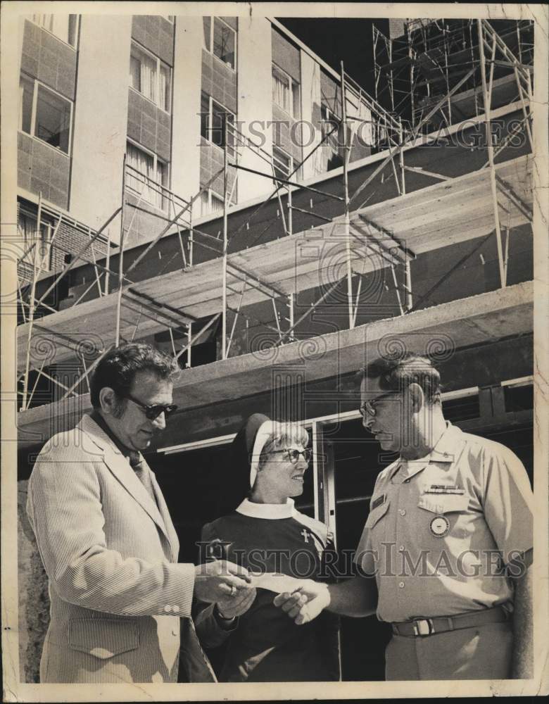 1973 Press Photo St. Peter's Hospital official receives donation in Albany, NY
