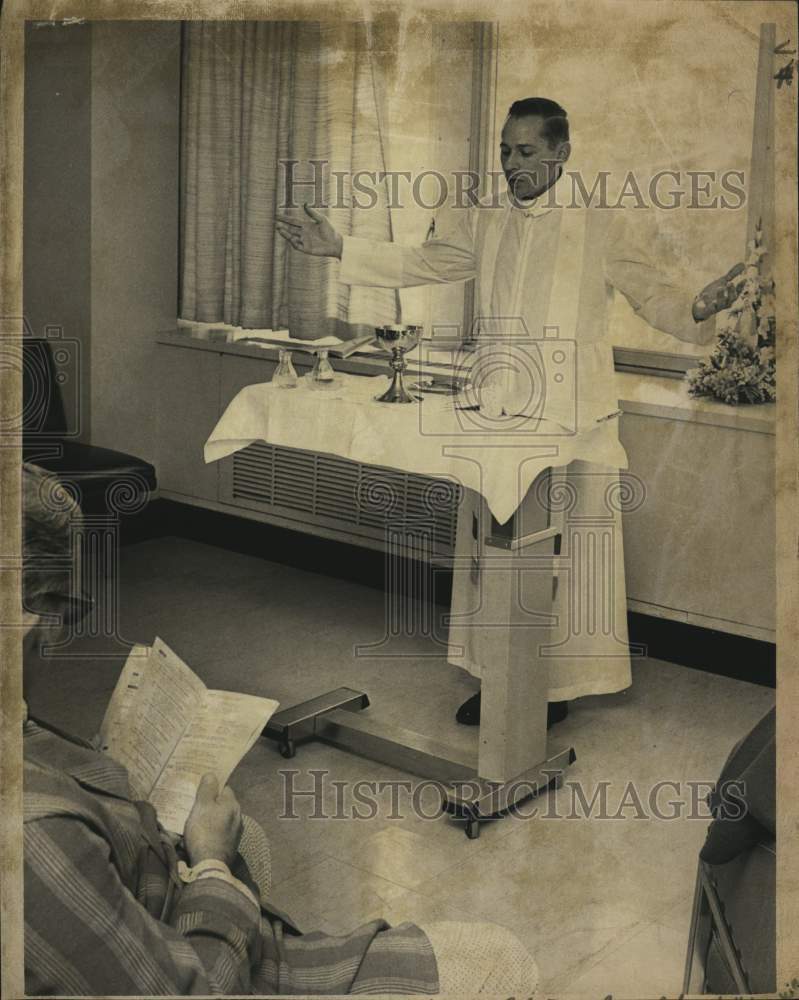 1974 Press Photo Chaplain celebrates mass at St. Peter's Hospital, Albany, NY