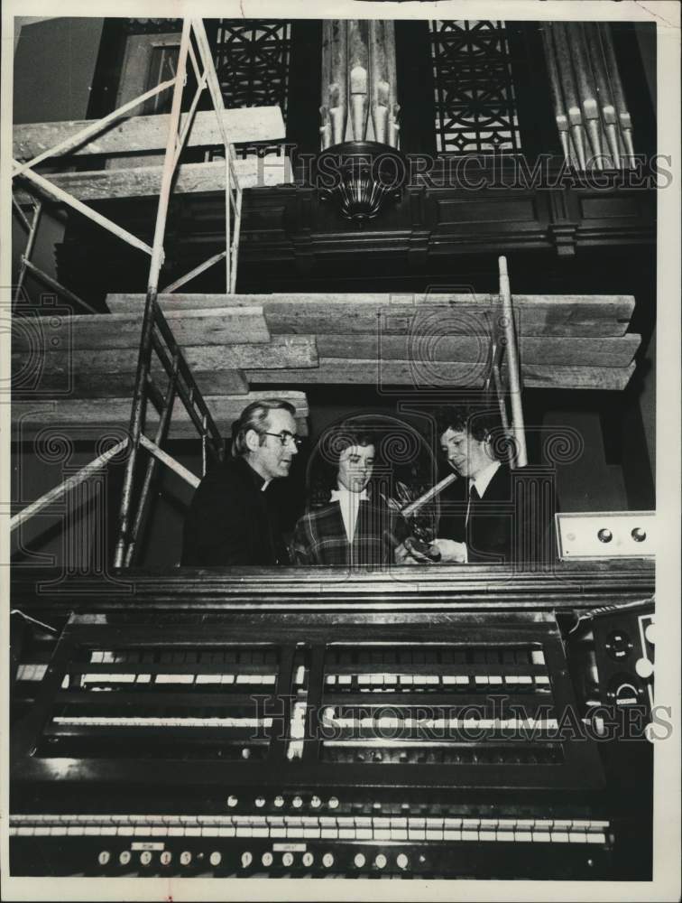 1974 Press Photo Church officials confer, St. Vincent de Paul Church, Albany, NY