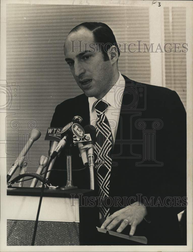 Load image into Gallery viewer, 1971 Press Photo Dr Richard Nathan, HEW, stands at podium to speak with media
