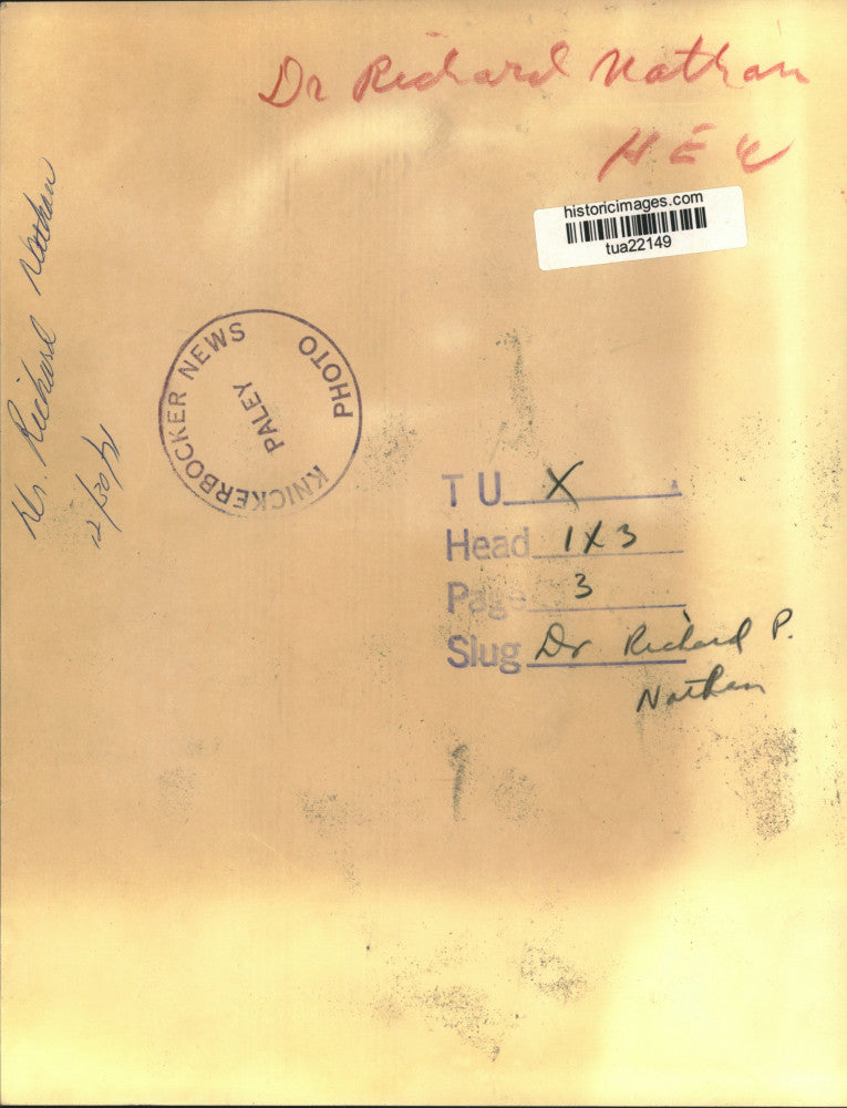 1971 Press Photo Dr Richard Nathan, HEW, stands at podium to speak with media