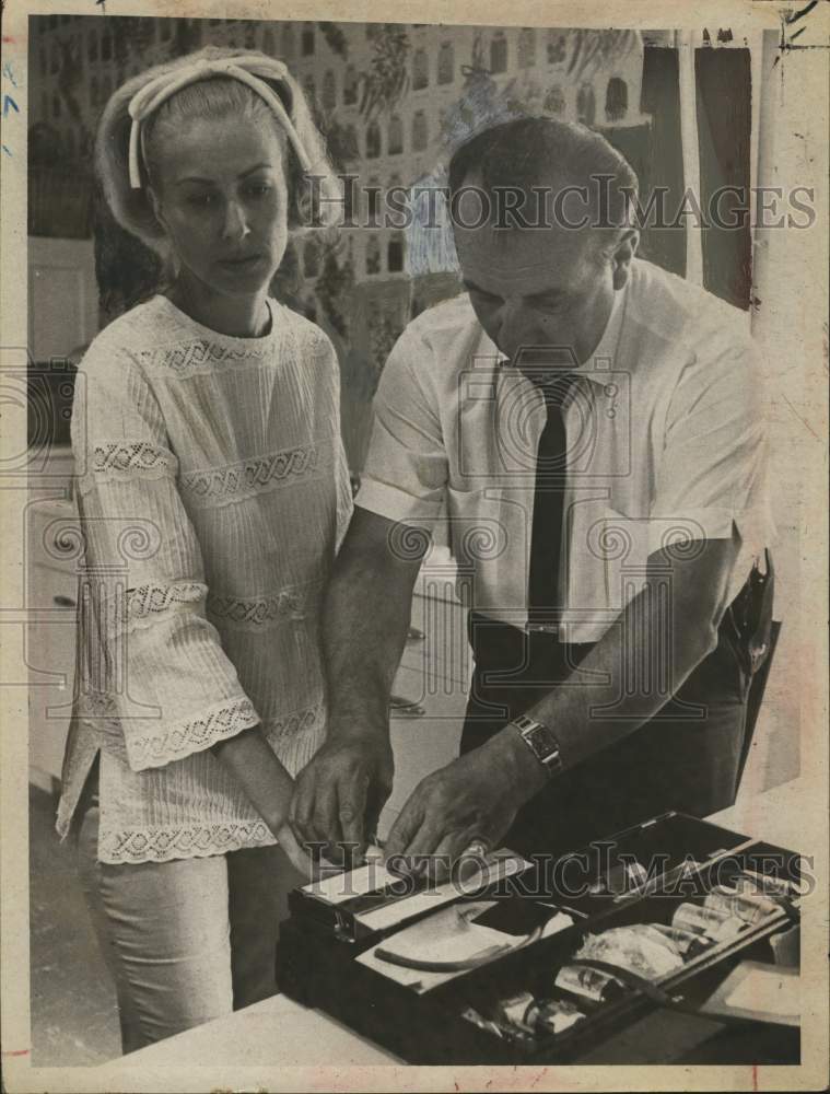 1967 Press Photo Mrs Cornelius Vanderbilt Whitney is fingerprinted by Detective