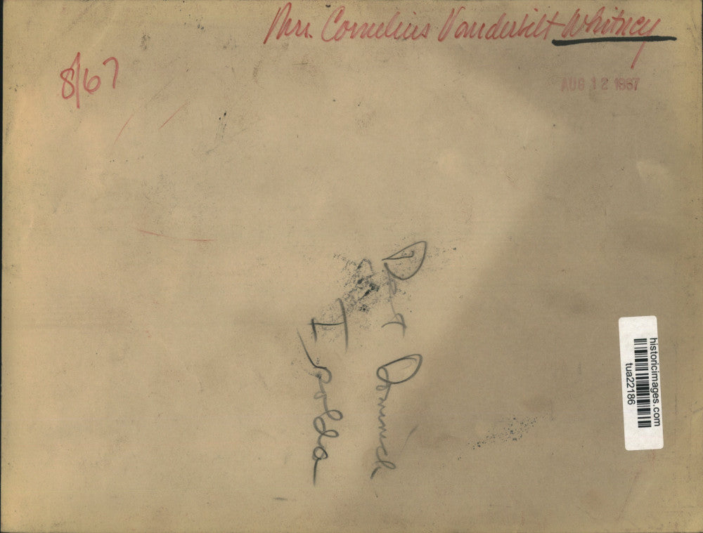 1967 Press Photo Mrs Cornelius Vanderbilt Whitney is fingerprinted by Detective